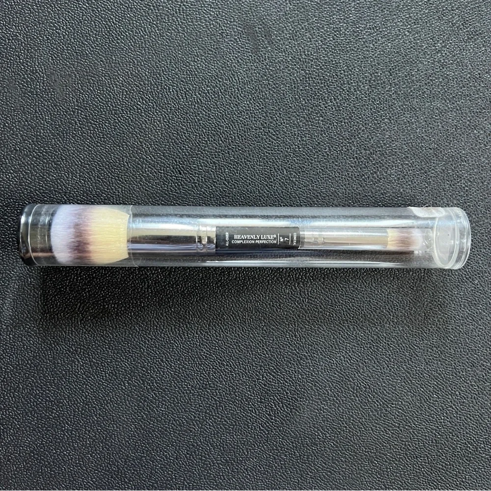 New it Cosmetics Heavenly Luxe No. 7 2 in 1 Foundation & Concealer Brush